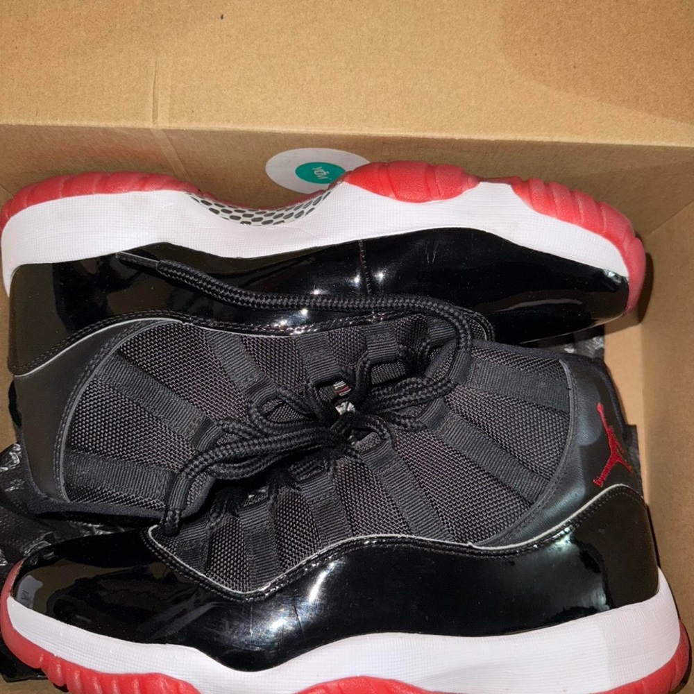 Jordan Bred 11s Size 9.5